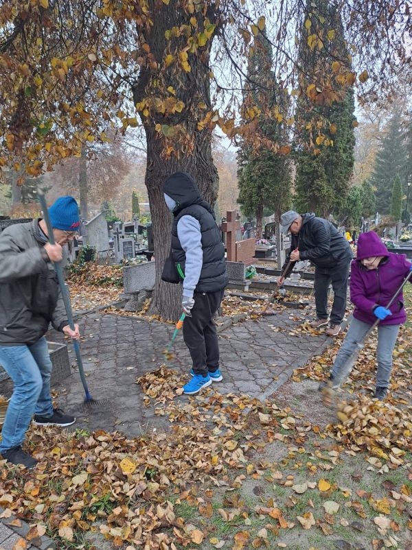 Uroczystość Wszystkich Świętych- sprzątanie grobów.