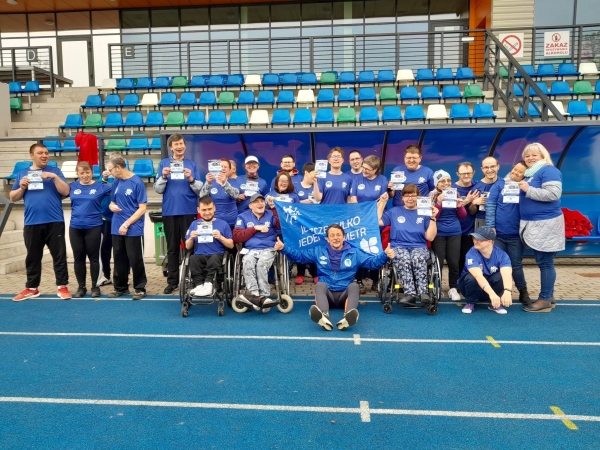 Inauguracja zajęć na stadionie- wręczenie spersonalizowamych koszulek